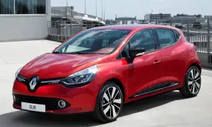 Czerwone Clio 4 RS błyszczy na betonie, gotowe do dynamicznej jazdy.