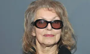 Katarzyna Gaertner w okularach, z burzą siwych włosów. Myślami pewnie przy swoich dzieciach.