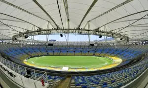 Pusta Maracana, z jej imponującą pojemnością, czeka na kibiców. Widok na zieloną murawę i żółto-niebieskie trybuny.