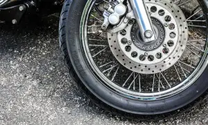 Jakie ciśnienie w oponach motocykla 125 zapewnia bezpieczeństwo i wydajność