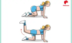 Donna in posizione quadrupedica esegue un esercizio per ottenere glutei perfetti. Solleva una gamba all'indietro.
