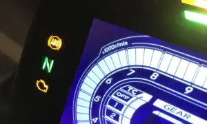Kontrolki motocyklowe: ABS, N (luz), kontrolka silnika. Wyświetlacz pokazuje obroty i bieg.