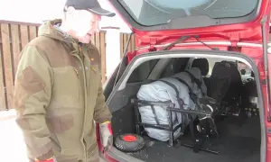 Na którym boku przewozić silnik zaburtowy, aby uniknąć uszkodzeń?