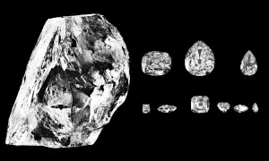 Surowy diament Cullinan obok oszlifowanych kamieni, które ozdobiły korona wielkiej brytanii.
