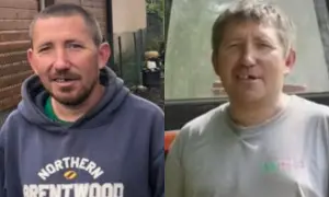 Andrzej z Plutycz w bluzie z kapturem i w t-shircie, z charakterystycznym uśmiechem.