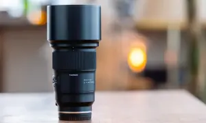 Obiektyw Tamron 90mm f/2.8 Di III MACRO VLD, gotowy do uchwycenia świata w zbliżeniu. Idealny do fotografii makro.