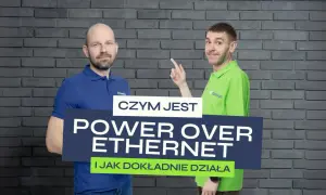 Dwóch mężczyzn w koszulkach z logo Netige prezentuje napis "CZYM JEST POWER OVER ETHERNET I JAK DOKŁADNIE DZIAŁA". To poe poradnik.