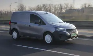Szary Nissan Townstar pędzi autostradą, gotowy do transportu ładunków.