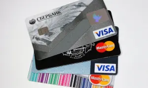 Pile di carte di credito e prepagate, tra cui Visa e Mastercard. L'IBAN è visibile su alcune carte.