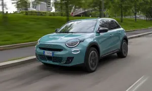 Nowy Fiat 600 w turkusowym kolorze na drodze. Sprawdź atrakcyjną fiat 600 cena!