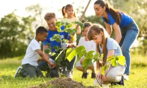 Kinder pflanzen Bäume im Rahmen eines Projekts zum Umweltschutz im Kindergarten.