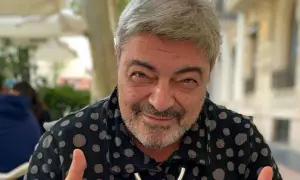 Antonio Canales bailaor, con su característico estilo, sonríe y muestra los pulgares hacia arriba.