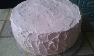 Różowy tort z kremem, idealny na specjalną okazję. Może to być tort dla konia przepis, który właśnie przygotowano.