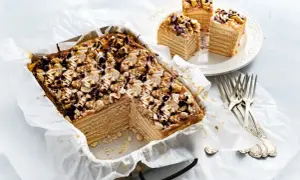 Pyszny snickers bez pieczenia, warstwowy deser z orzeszkami i czekoladą. Idealny na każdą okazję.