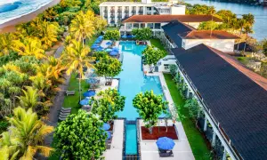 Tropikalny resort nad oceanem, baseny, palmy. Sprawdź atrakcyjne sri lanka ceny wakacji!