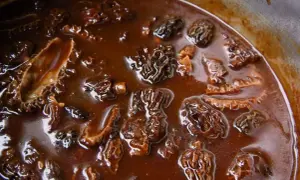Herzhaftes Kalbshaxen-Rezept in dunkler, sämiger Sauce mit Morcheln. Ein Festmahl!