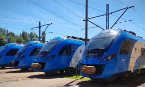 Kolejne pociągi PKP Impuls stoją na bocznicy w Mielnie, gotowe do podróży.