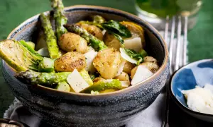 Gnocchi mit Spargel und Zitrone, garniert mit Parmesan. Ein frühlingshaftes Gericht, das Lust auf mehr macht.