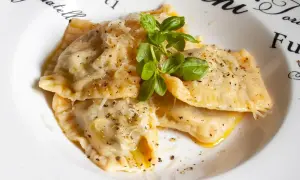 Frische Ravioli mit Parmesan und Basilikum, ein köstliches ravioli-teig rezept italienisch.