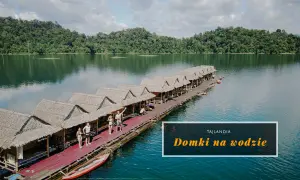 Domki na wodzie w Khao Sok, Tajlandia. Grupa ludzi relaksuje się na drewnianym pomoście, otoczonym bujną zielenią i spokojną wodą.