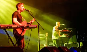 Krzysztof Zalewski śpiewa o miłości, grając na gitarze i keyboardzie.