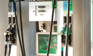 Dwa dystrybutory paliwa: jeden z napisem "diesel", drugi z "bezołowiowa 98". Wybór między diesel czy benzyna.