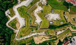 Widok z lotu ptaka na twierdzę w kształcie gwiazdy, część krajobrazu Kotliny Kłodzkiej.