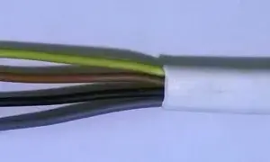 Brązowy kabel to plus czy minus? Kluczowe informacje o kolorach kabli