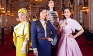 Vier Frauen in farbenfrohen Outfits, die den musical dress code verkörpern. Eine in Gelb, eine in Blau, eine in gestreiftem Oberteil und eine in Rosa.