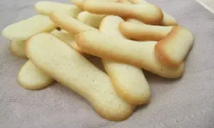 Un tas de langues de chats dorées et légères, parfaites pour tremper dans le café ou le thé.