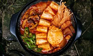 Pikantne kimchi jjigae z tofu, grzybami i zieloną papryczką. Idealny przepis na rozgrzewający posiłek.