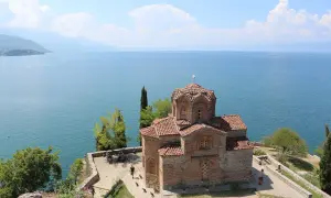 Kościół św. Jana w Kaneo nad jeziorem Ochrydzkim. Czy do Macedonii potrzebny jest paszport? Sprawdź przed podróżą!