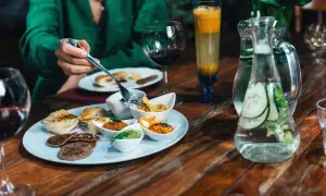 Ile kosztuje obiad na Węgrzech? Ceny jedzenia i triki, jak oszczędzić.