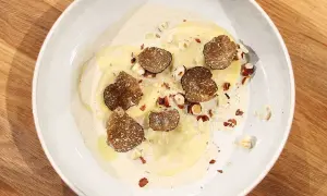 Ravioli med lyxig ravioli fyllning, toppad med tryffel och hasselnötter i krämig sås.