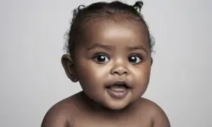 Un bébé aux grands yeux s'exclame, son prénom en X, peut-être Xena ou Xavier, plein de curiosité.