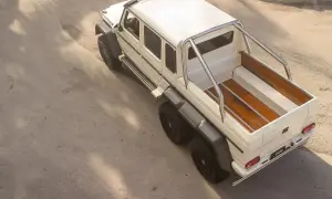 Biały Mercedes 6x6 z drewnianą paką, gotowy na każdą przygodę.