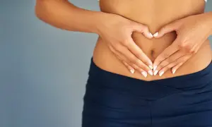 Mani a cuore sull'addome, forse per alleviare la sensazione di difficoltà a digerire.