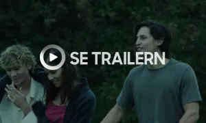 Tre unga vänner, en del av trion serie, skrattar utomhus. Klicka för att se trailern.