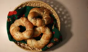 Koszyk z obwarzankami, posypanymi makiem, sezamem i solą. Idealne na obwarzanki przepis.