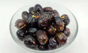 Olive nere sotto sale, un classico della ricetta marchigiana, in una ciotola di vetro.