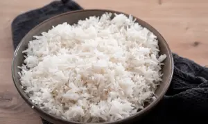 Eine Schüssel mit perfekt gekochtem Reis, bereit zum Servieren. So einfach ist reis kochen!