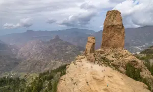 Roque Nublo na Gran Canarii, jeden z punktów, które warto zobaczyć. Wspaniałe widoki na góry i doliny.