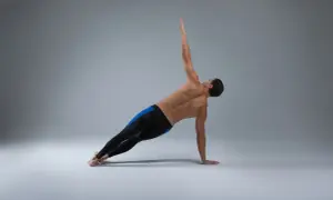 Homme en planche latérale, bras levé, pour perdre poignée d'amour. Musculature dorsale et abdominale visible.