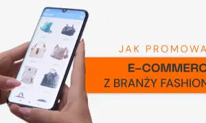 Ręka trzyma smartfon z aplikacją sklepu odzieżowego, prezentującą torebki. Tekst "JAK PROMOWAĆ E-COMMERCE Z BRANŻY FASHION?" sugeruje strategię marketingową.