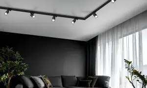 Salon z oświetleniem szynowym: Jak rozmieścić reflektory idealnie?