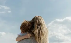 Ciepły uścisk matki, kojący dla wewnętrznego dziecka. Psychologia bliskości.