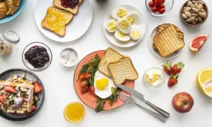 Un uovo al tegamino con pomodorini e toast, waffle con fragole, uova sode, frutta e marmellata: una colazione salata sana e gustosa.