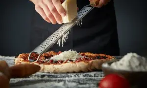 Jaki ser do pizzy? Odkryj najlepsze opcje, które zachwycą smakiem