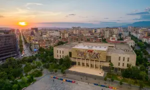 Zachód słońca nad Tirana Albania, z widokiem na plac Skanderbega i budynek z mozaiką.