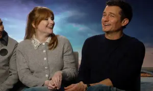 Orlando Bloom i Bryce Dallas Howard śmieją się, przypominając sceny z ich filmów.